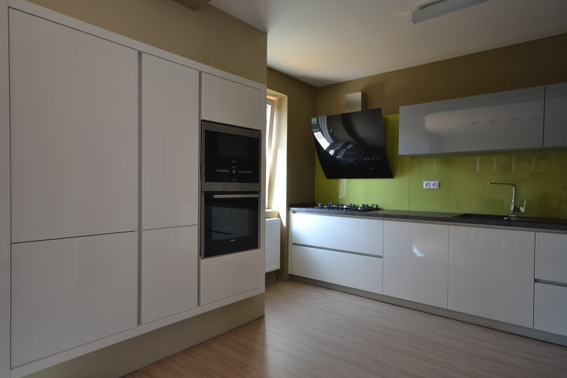 Kuchyňská linka s výklopnou digestoří a vestavná nika